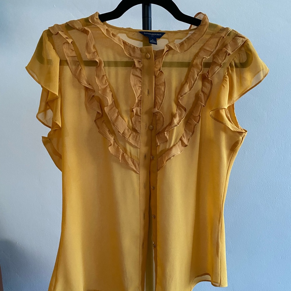 Flirty ruffled blouse 💛